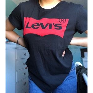 levi’s shirt.